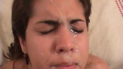 Լատինական գեղեցկուհի թխահերը կոպիտ սեքսով է զբաղվում